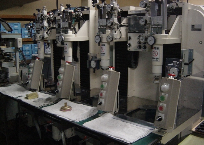 成形機の写真(ダミー)